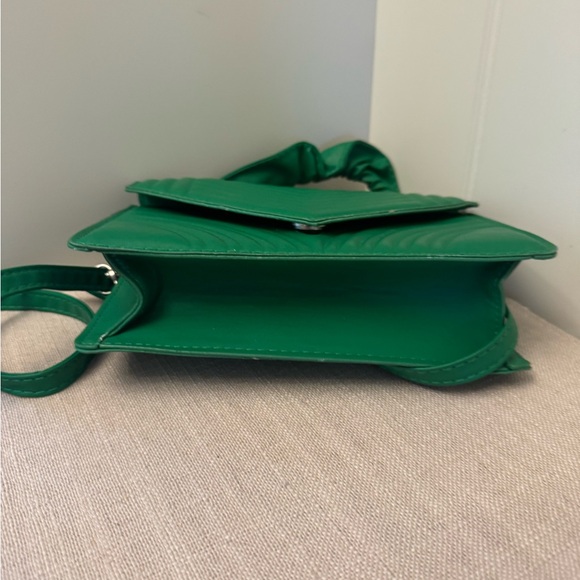 Shein faux leather Kelly green mini purse - Picture 2 of 3